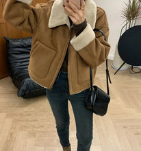 Load image into Gallery viewer, Lapel Fur Coat for Women 2025 Autumn and Winter New Popular Hot Warmth and Thick Lamb Velvet Versatile Top
